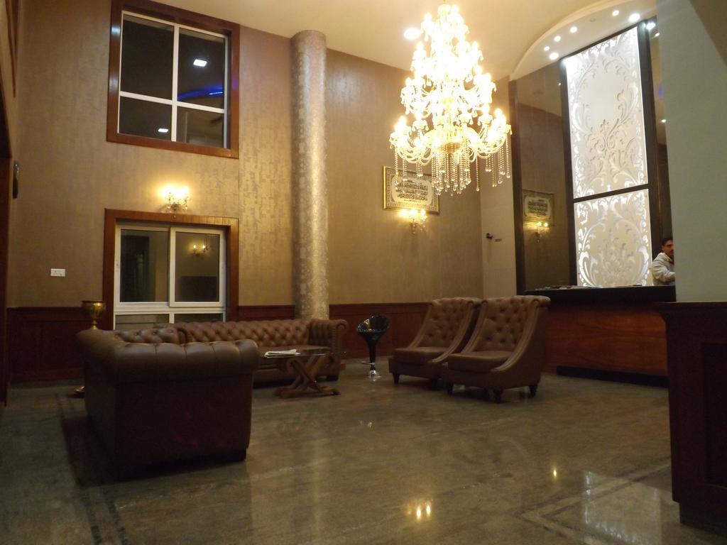 雄伟皇冠酒店 乌提 外观 照片