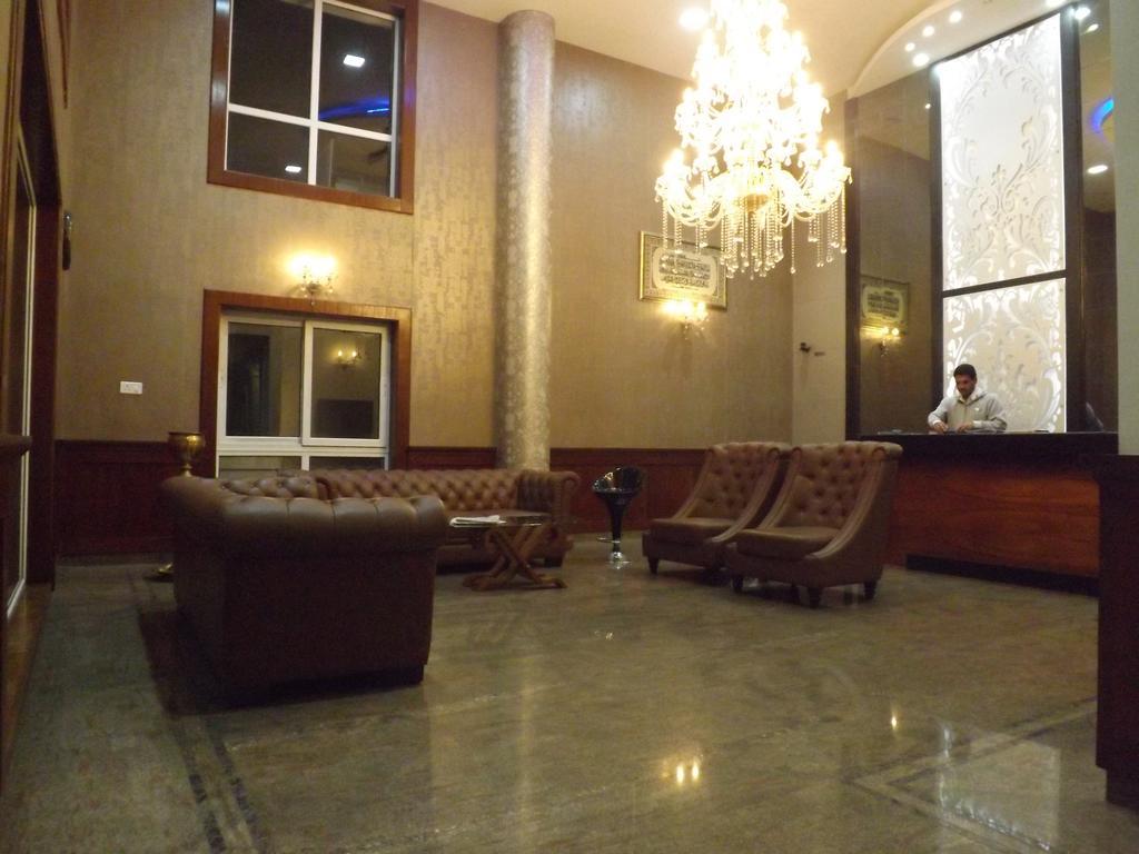 雄伟皇冠酒店 乌提 外观 照片