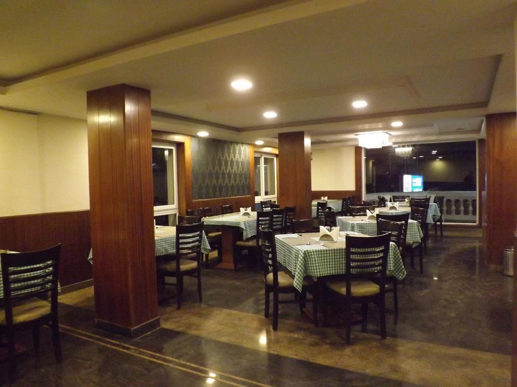 雄伟皇冠酒店 乌提 外观 照片