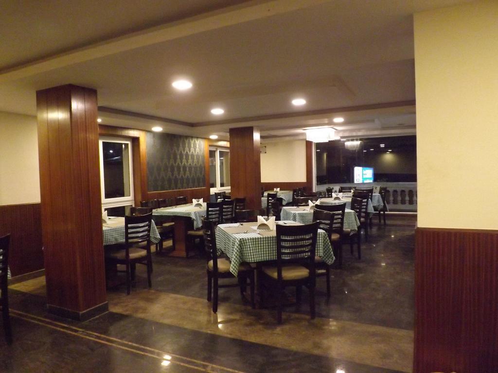 雄伟皇冠酒店 乌提 外观 照片